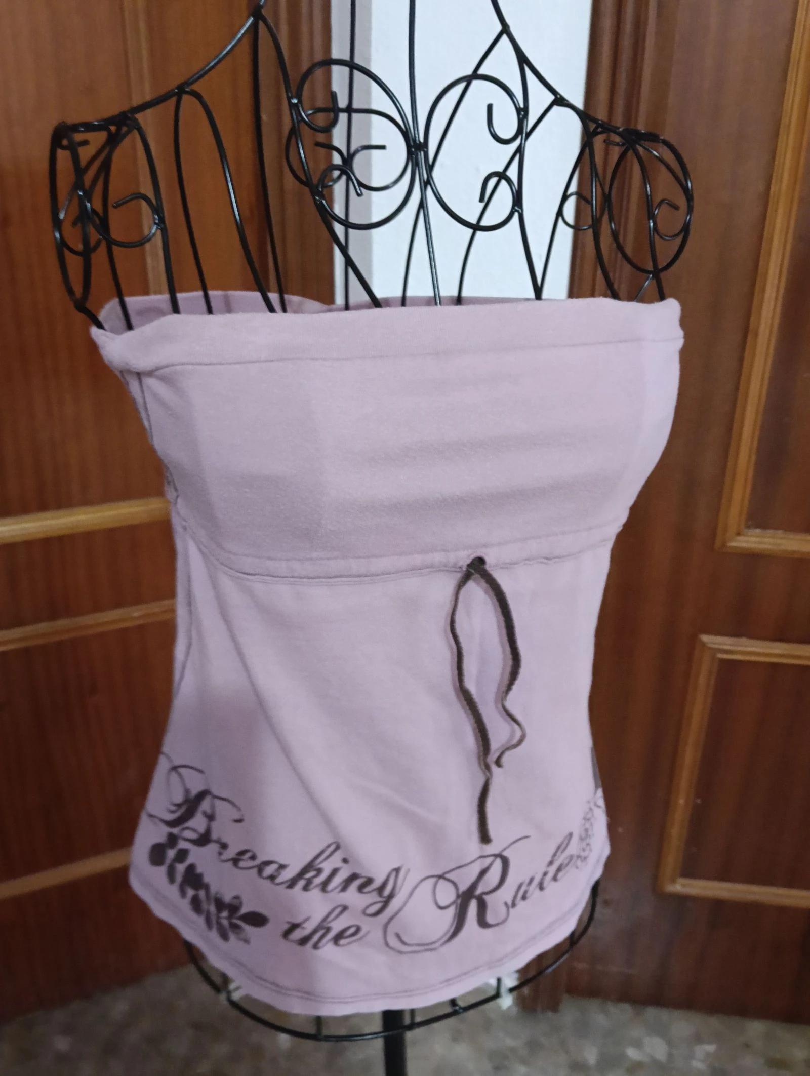 Top palabra de honor, rosa con cordón ajustable central, estampado floral y universitariao por detrás 